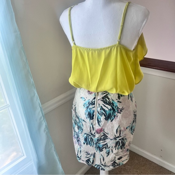 H&M Sequin Flower Print size 6 skirt with gold zipper closure - Picture 3 of 8